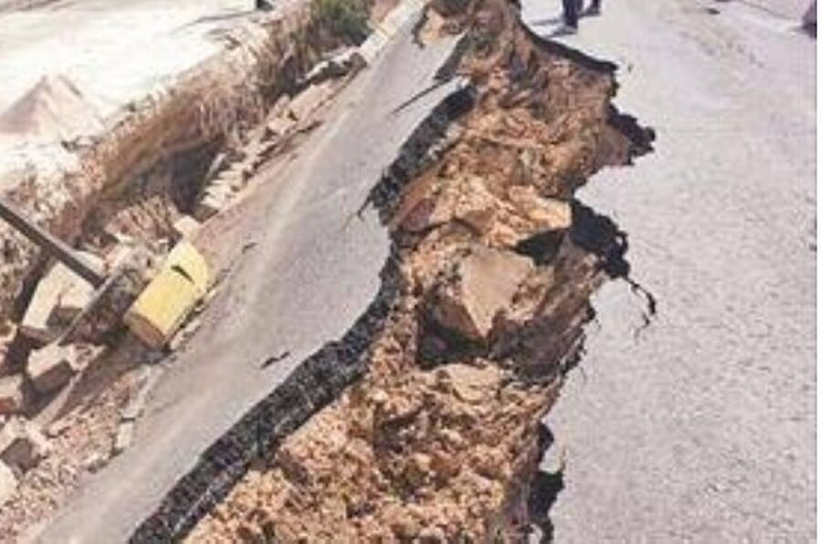 انهيار جزء من الطريق العام من