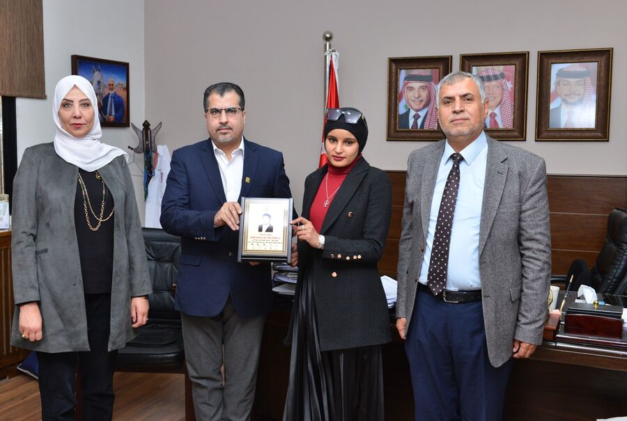 رئيس جامعة البترا يكرم الطالبة سمية