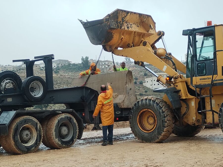 كوادر الأشغال تتعامل مع آثار حادث