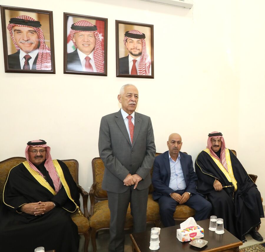 مندوبا عن الملك وولي العهد.. العيسوي