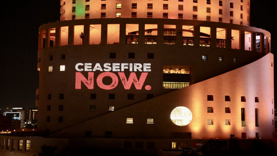 إضاءة واجهة فندق في عمّان للمطالبة