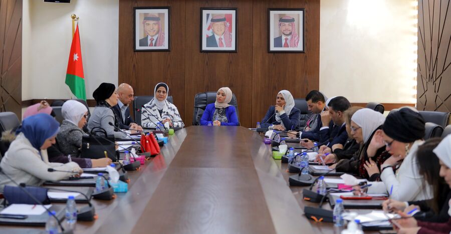 الأسرة النيابية تبحث تعزيز المشاركة النسائية