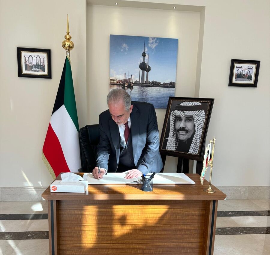 رئيس جامعة عمان الأهلية ونائبه يقدّمان