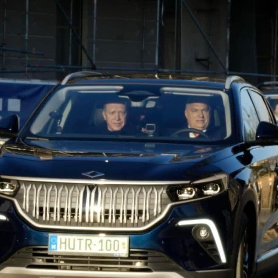 رئيس وزراء هنغاريا يعلق على هدية