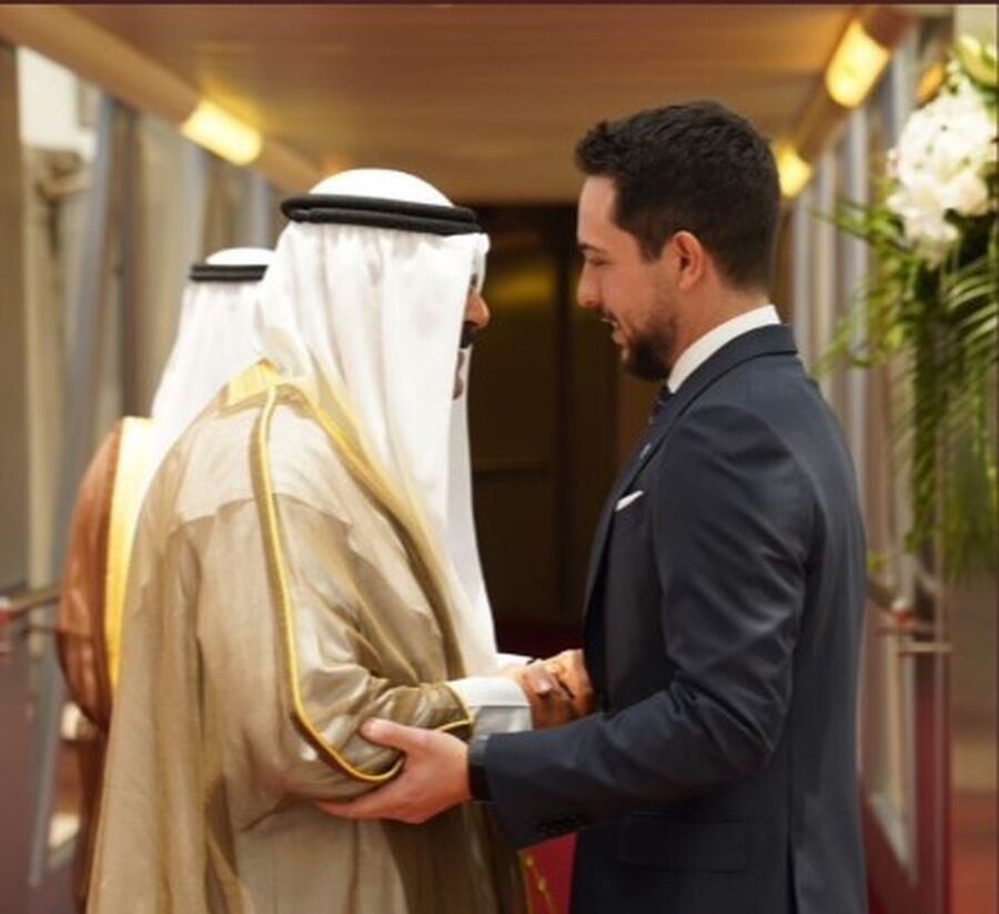 ولي العهد يهنئ الشيخ مشعل الأحمد