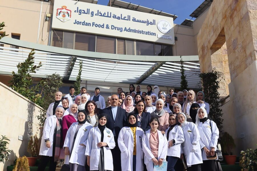 وفد طلابي من جامعة الزرقاء يزور