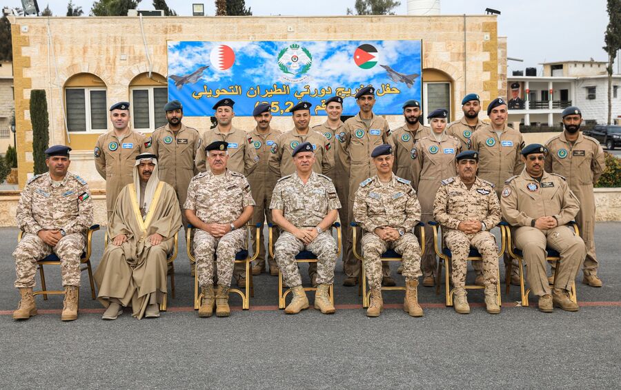 الأمير فيصل يرعى تخريج دورتي الطيران