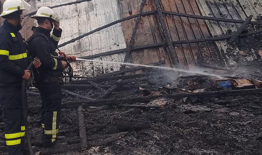 بزمن قياسي.. إخماد حريق بمستودع عبوات