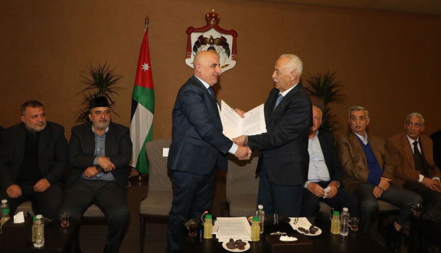 رئيس الديوان الملكي يلتقي وجهاء من