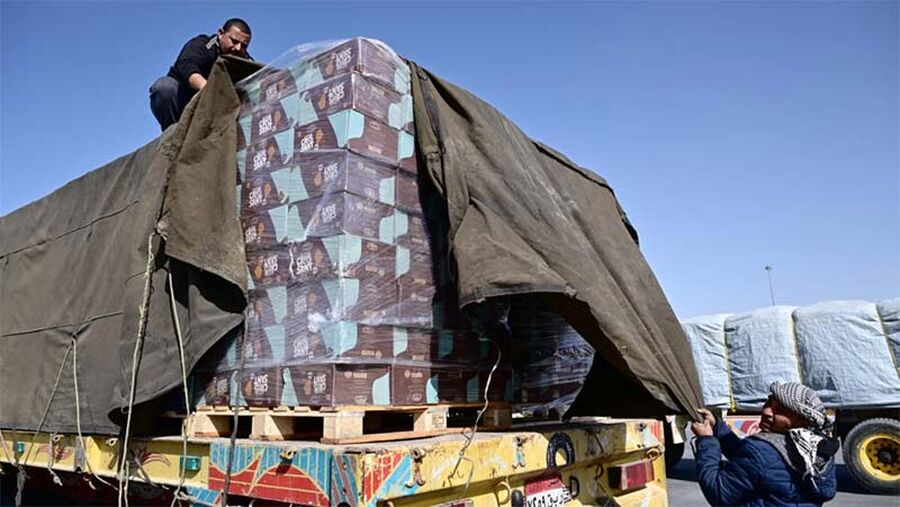 عند مدخل غزة شاحنات المساعدات الانسانية