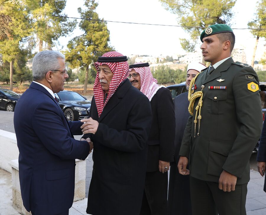 مندوبا عن الملك وولي العهد.. العيسوي