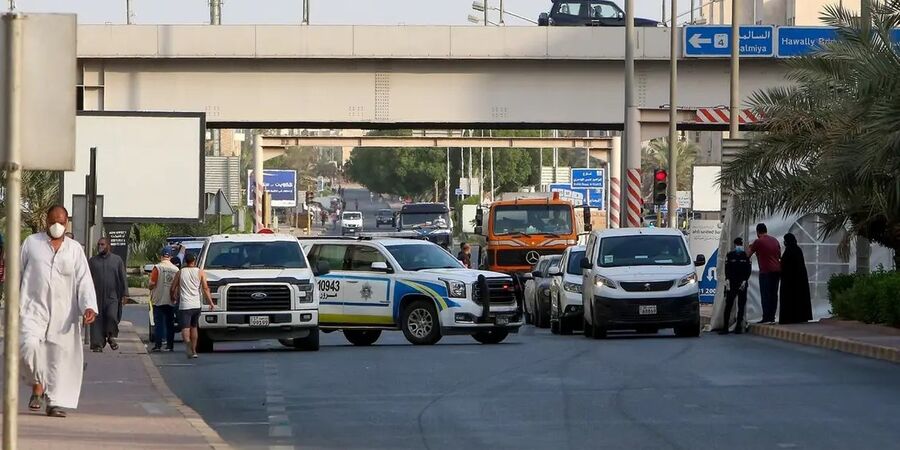 سيدة تضرب رجل أمن أمام المارة..