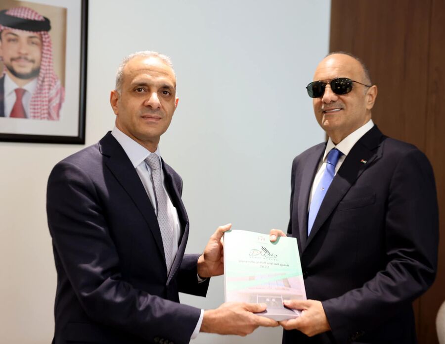 بشر الخصاونة يتسلم تقرير ديوان المحاسبة