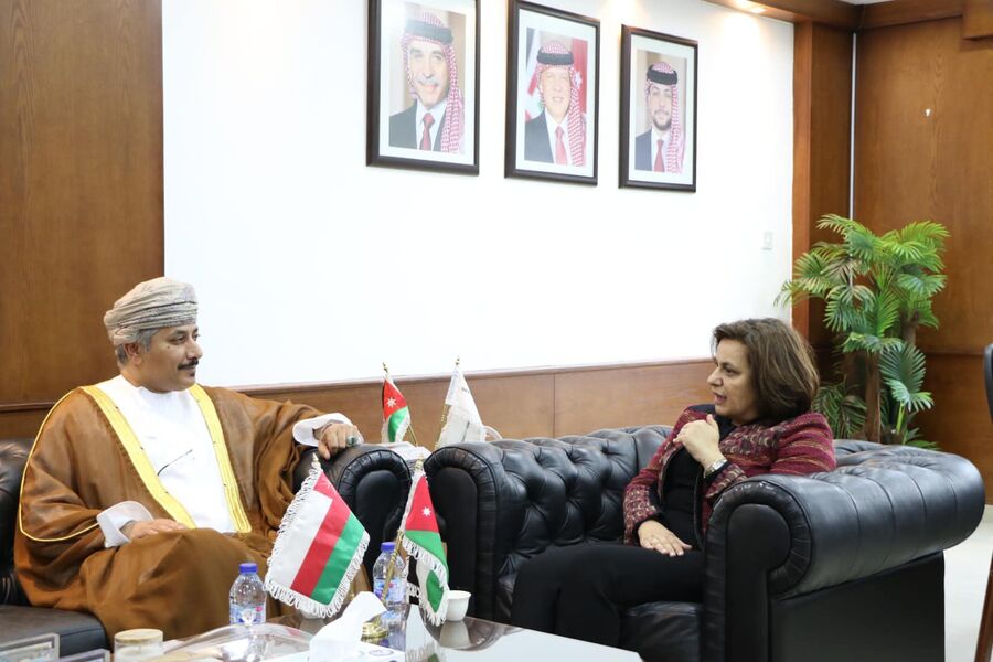 وزيرة الاستثمار تبحث مع السفير العماني