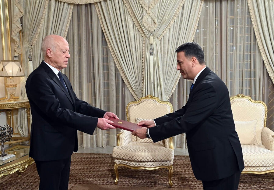 السفير ابو رمان يقدم أوراق اعتماده