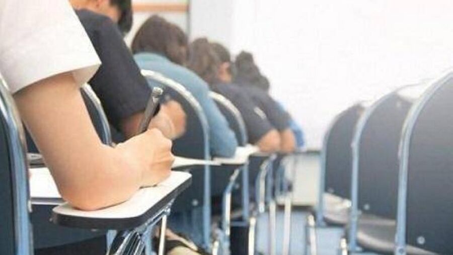 طلبة الثانوية يواصلون التقدم لامتحان الدورة