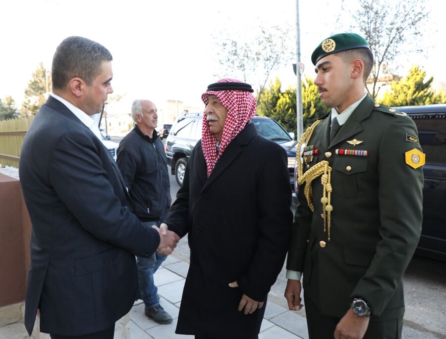 العيسوي ينقل تعازي الملك وولي العهد