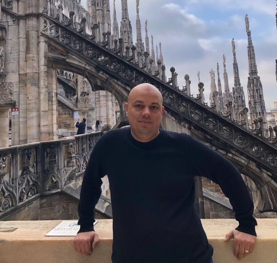 الصحفي الدخيل يشكر اسلام خالد المدير