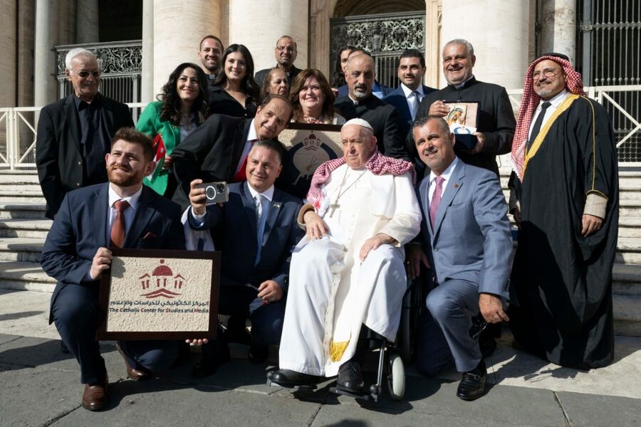 المركز الكاثوليكي يسلم رسالة للبابا فرنسيس