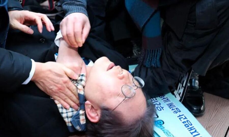 زعيم المعارضة الكورية الجنوبية يتعرض للطعن