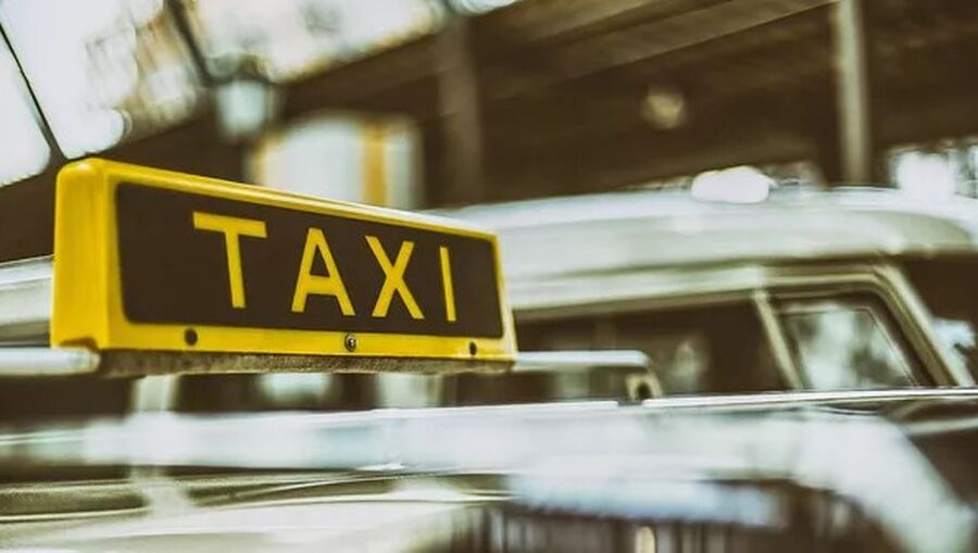 في منتصف الطريق أوقف السائق مركبته