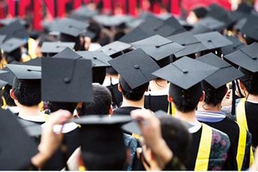 كتابة اسم الطالب الغائب في قائمة