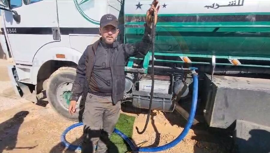 حنش أسود بطول 160 سم داخل