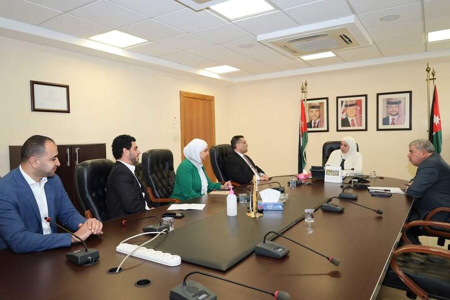 وزيرة النقل تبحث مشكلات المواصلات بمصانع