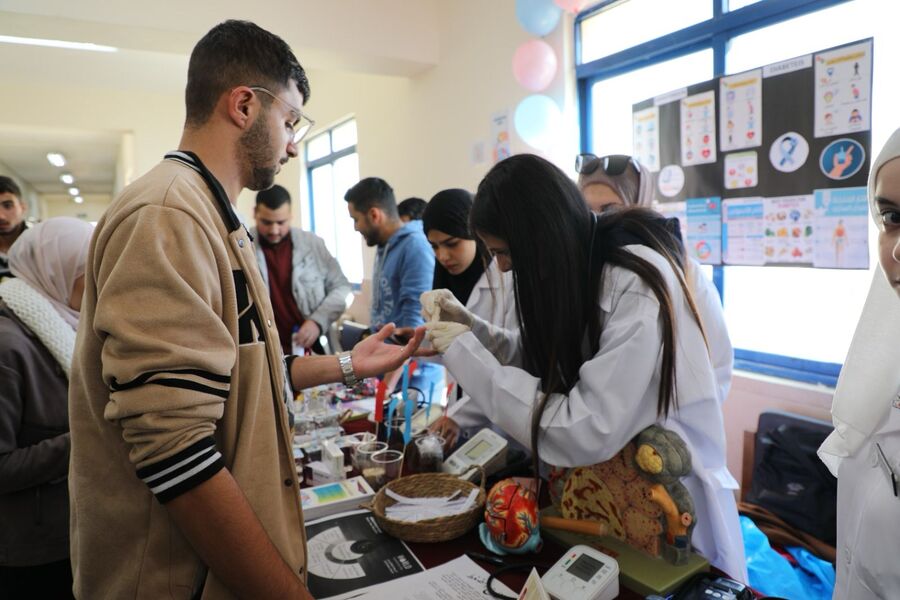 كلية العلوم بجامعة الزرقاء تنظم يوما