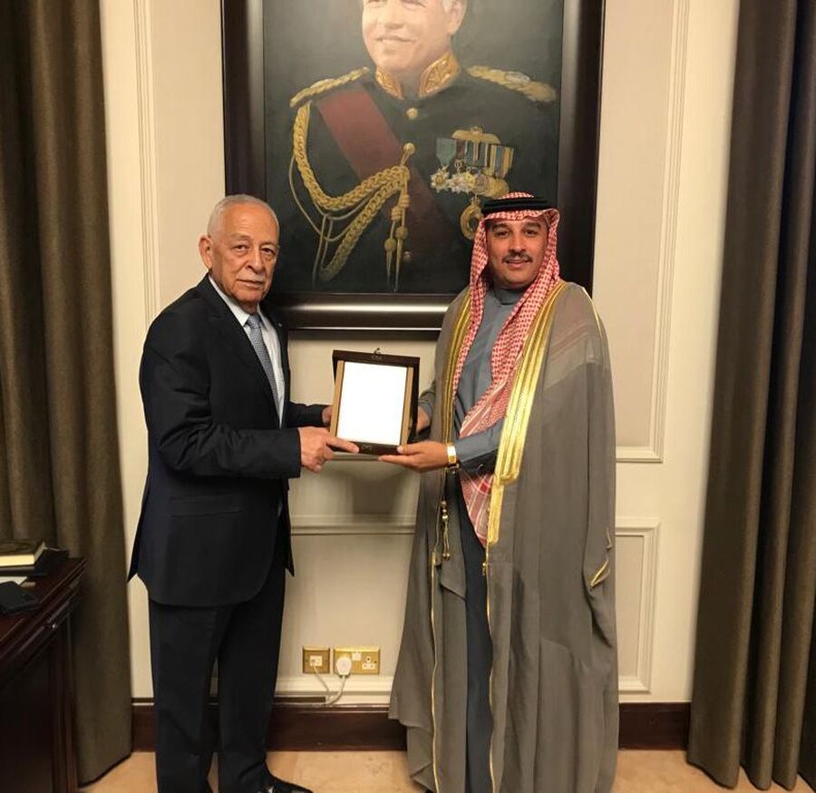 الشيخ مثقال الشراري يسلم رسالة لرئيس