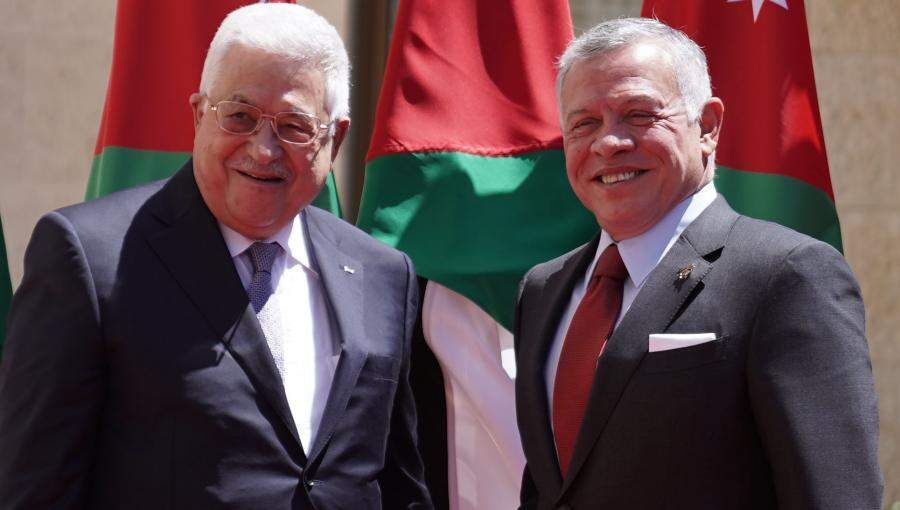 الملك يستقبل الرئيس الفلسطيني لدى وصوله