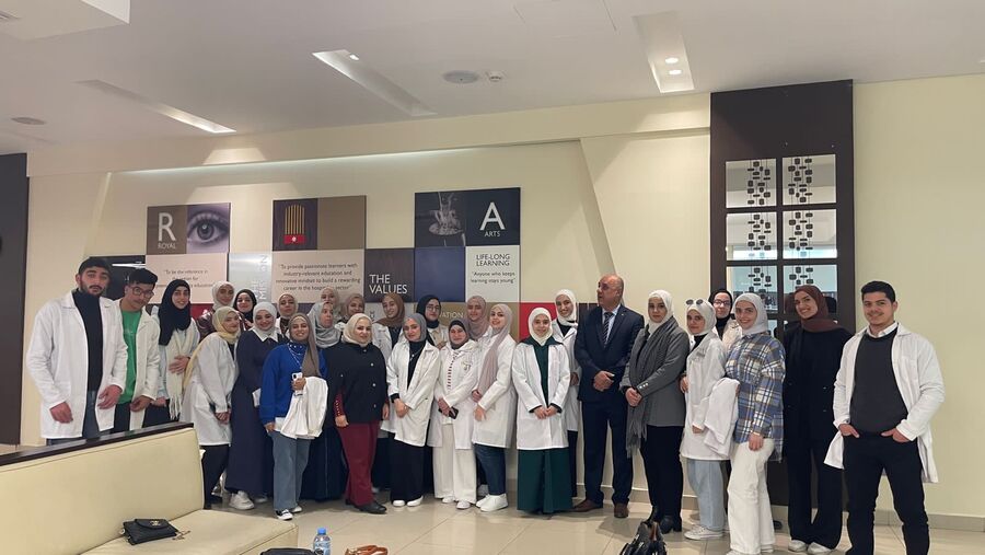 وفد طلابي من جامعه الزرقاء يزور