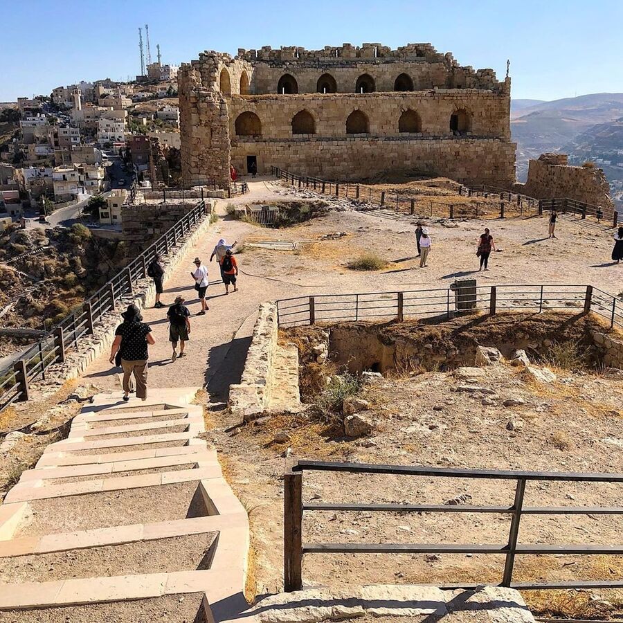 مجلس محافظة الكرك يتفقد عددا من