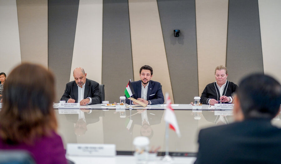 ولي العهد يزور معهد التعليم التقني