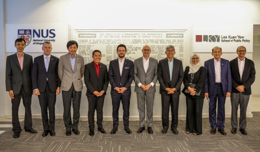 ولي العهد يزور كلية لي كوان