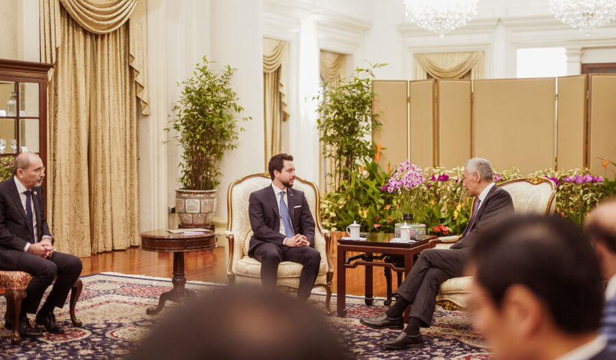 ولي العهد يلتقي رئيس الوزراء السنغافوري