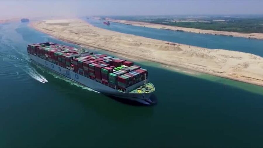 رئيس هيئة قناة السويس ينفي تعليق