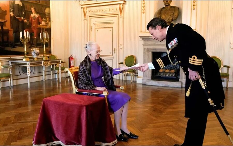 ملكة الدنمارك توقع المرسوم التاريخي.. وتتنحى