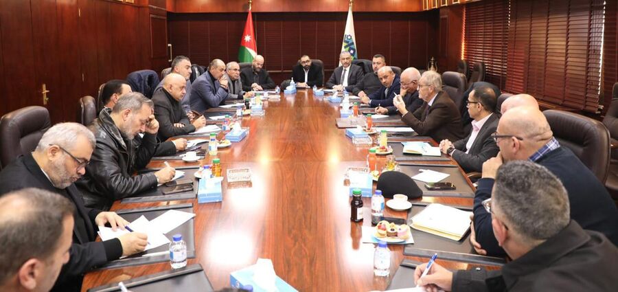 تشكيل فريق عمل لمتابعة وصول الحاويات