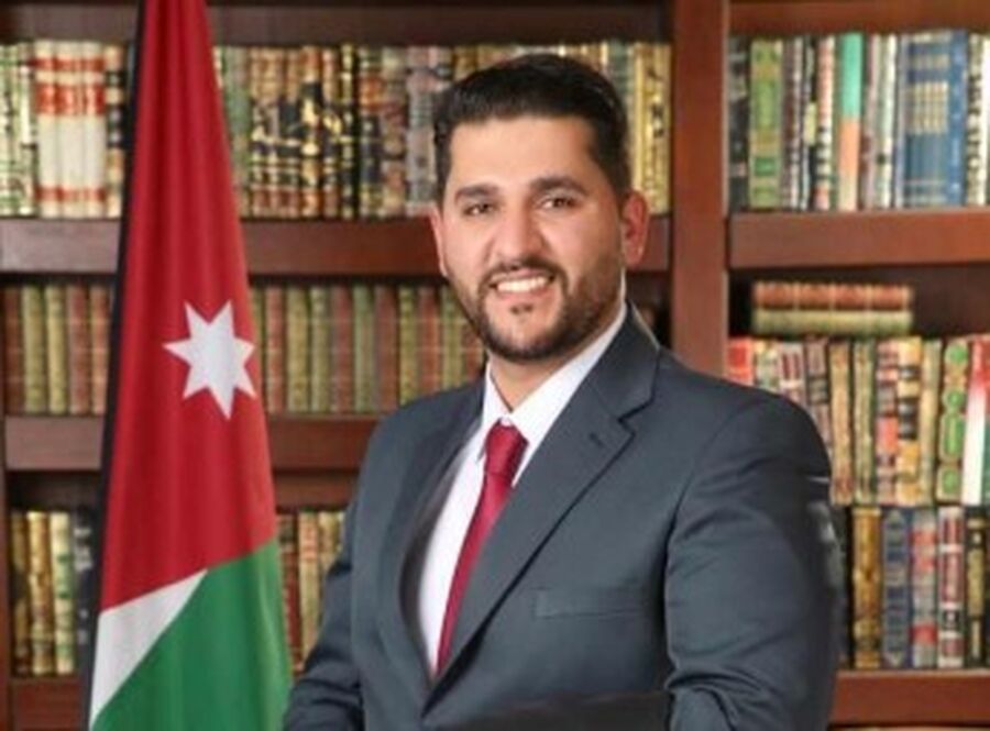 الإعلامي حمزه ابو حشيش.. مبارك الماجستير