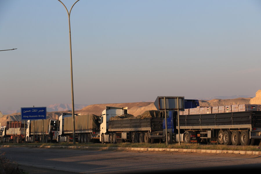 القوات المسلحة الأردنية ترسل 20 شاحنة