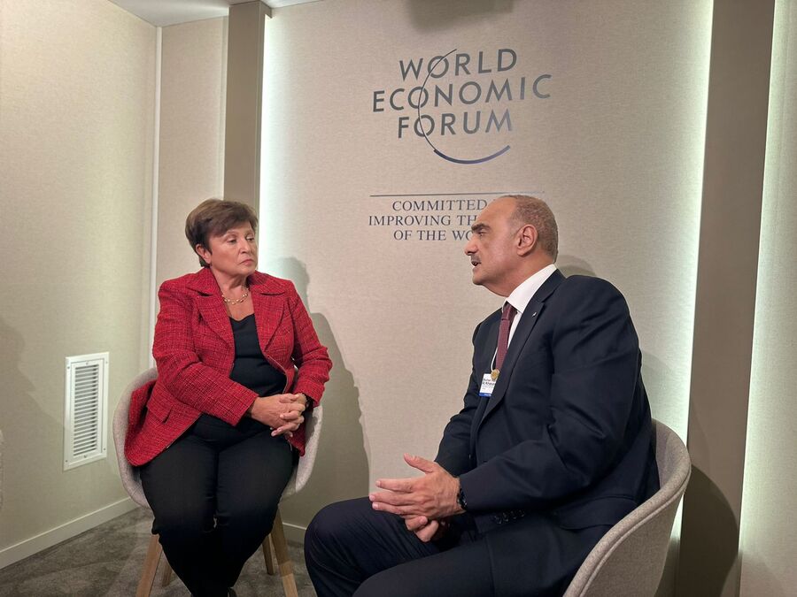 الخصاونة : الملك يقود جهدا مكثفا