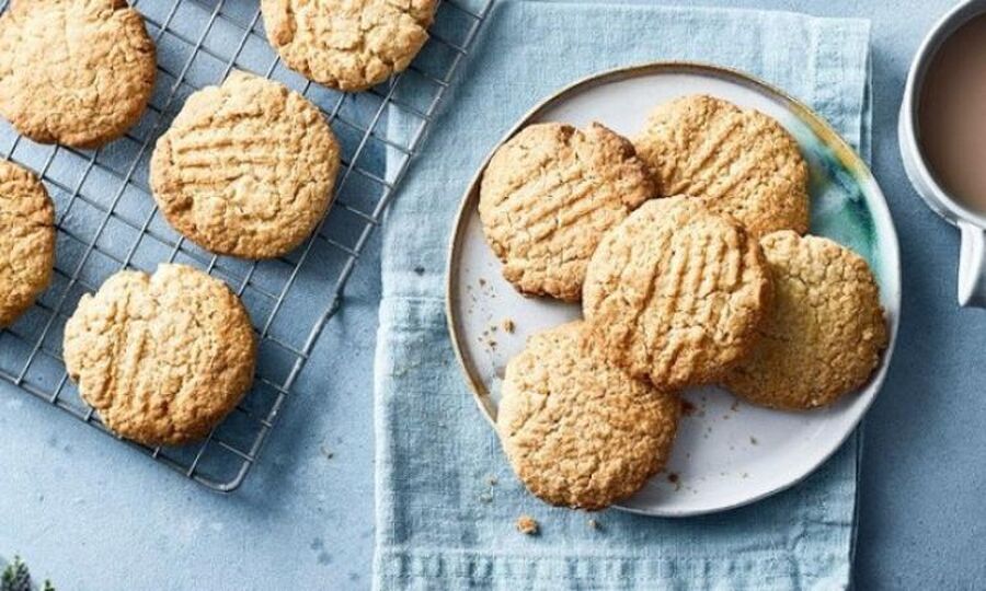 يرقات العثة تغزو بسكويت بريطانيا وسحب