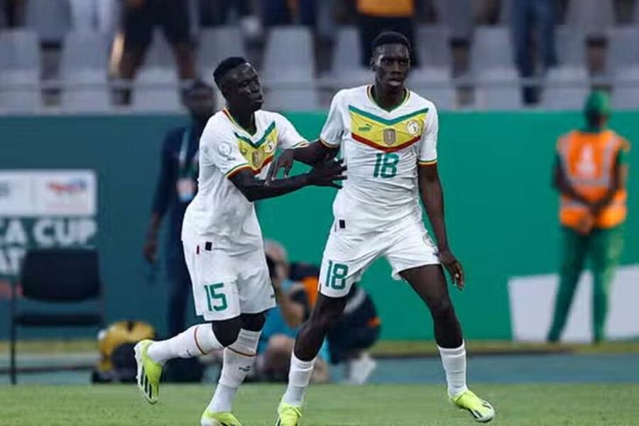 السنغال تضرب الكاميرون بثلاثية في كأس