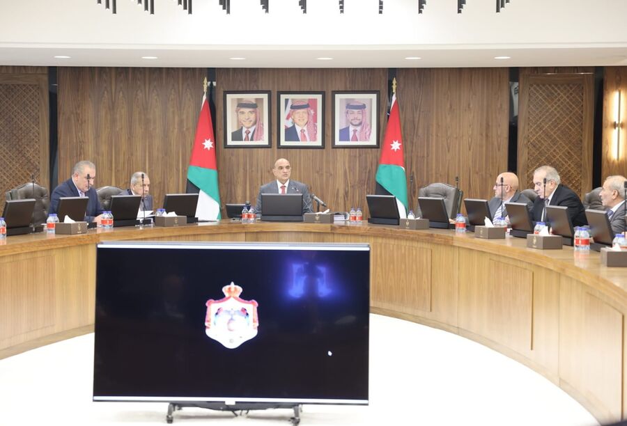 الخصاونة: وضع سقف جمركي على قيمة