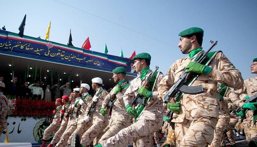 مجنّد في الجيش الإيراني يقتل خمسة