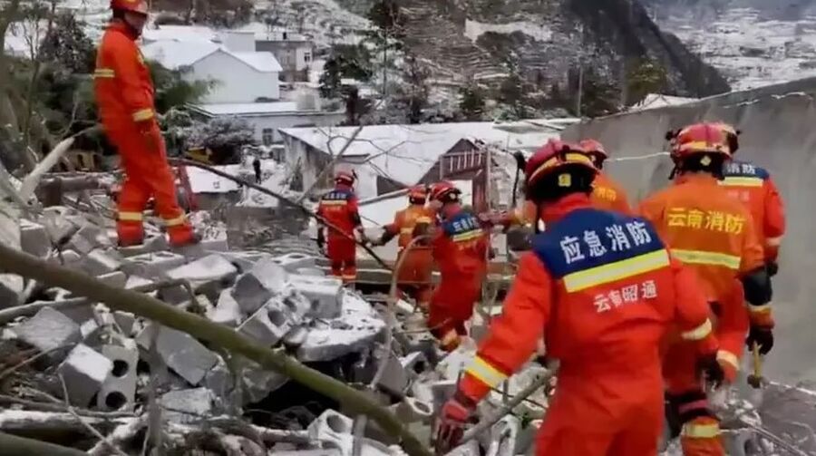 18 أسرة دفنت تحت التراب.. انزلاق