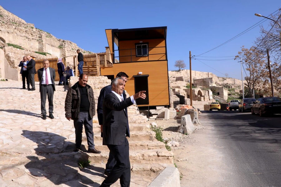 القيسي يتفقد المدرج الروماني وجبل القلعة