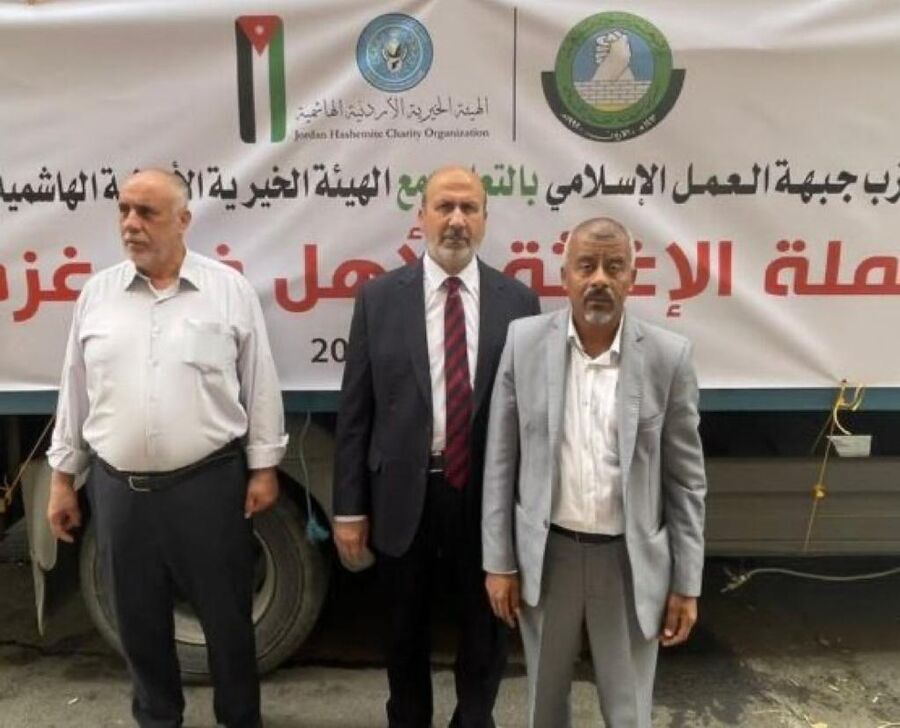 العمل الإسلامي يرد: سلمنا 19 شاحنة