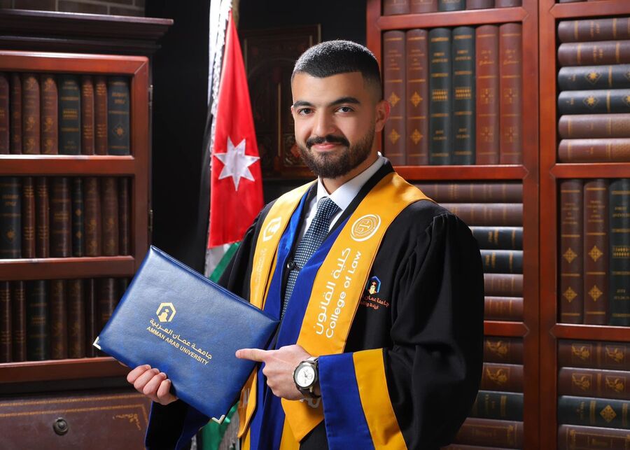 محمد العزام.. مبارك البكالوريوس في القانون